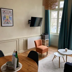 L'aparthe - Vue Sur La Place Du Marche , Dinan France